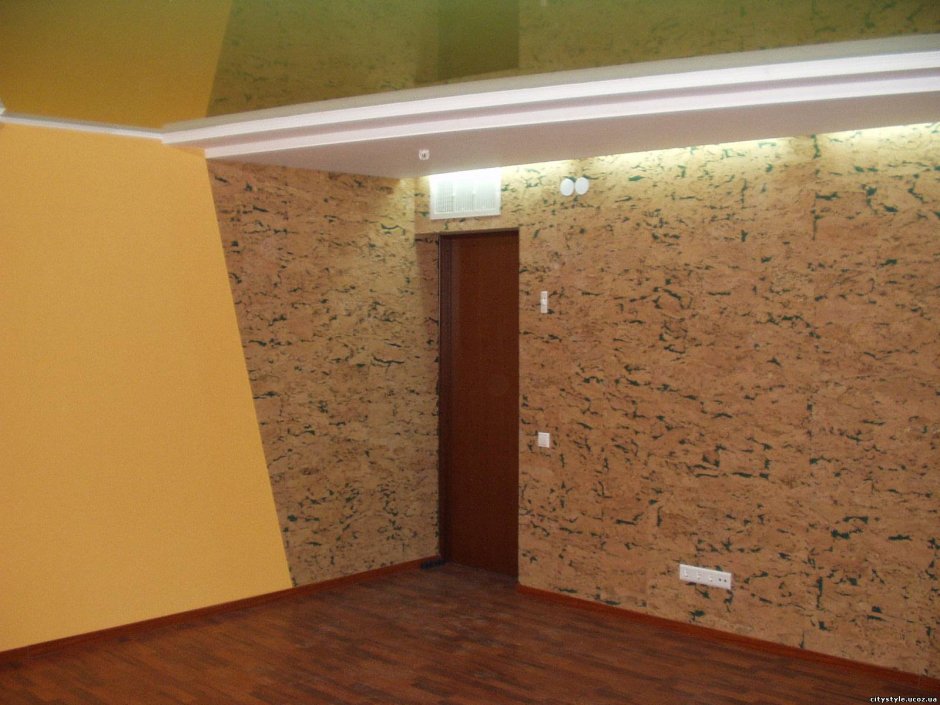 Пробковые панели в коридоре