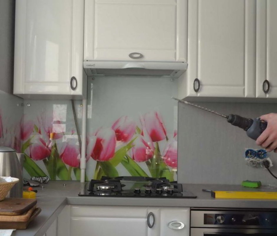 Стеклянный фартук у плиты