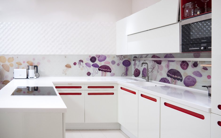 Белая полоска на фартук кухни