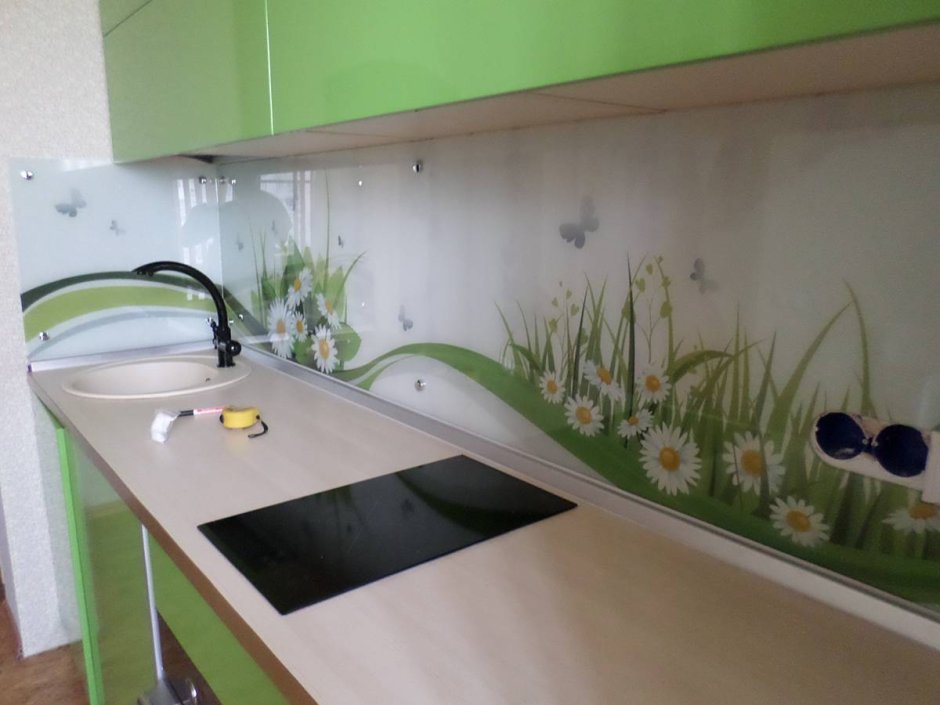 Панель над раковиной на кухне