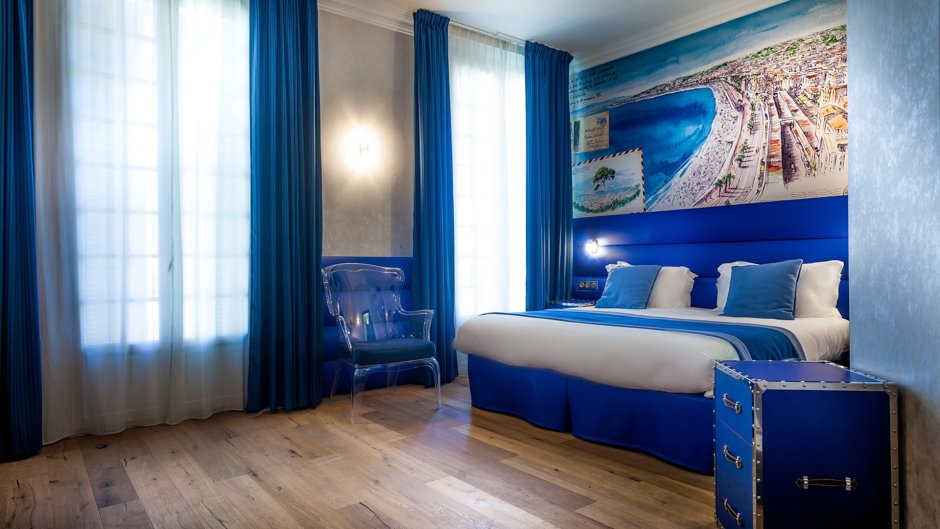 Дизайн комнаты с синими шторами