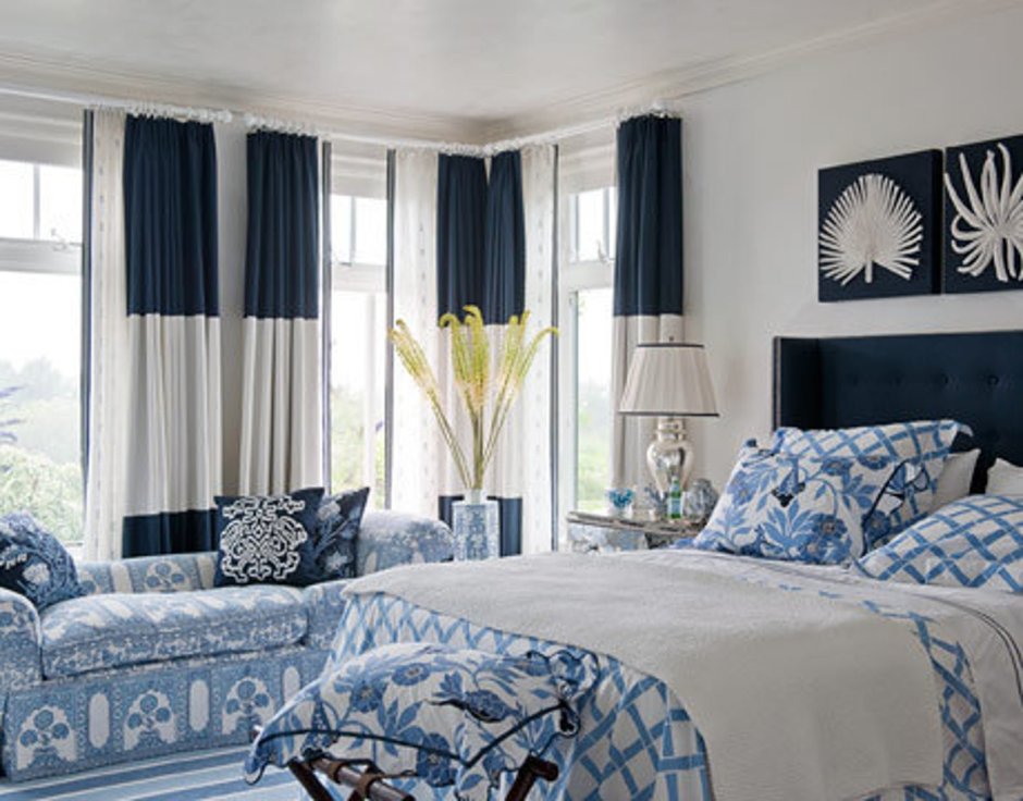 Синие портьеры в интерьере спальни