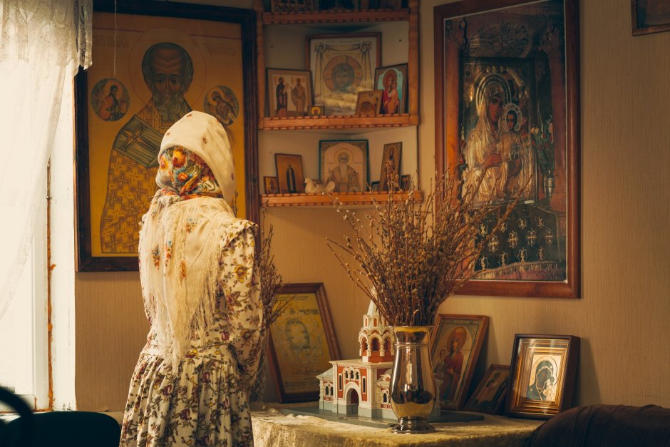 Женщина в храме