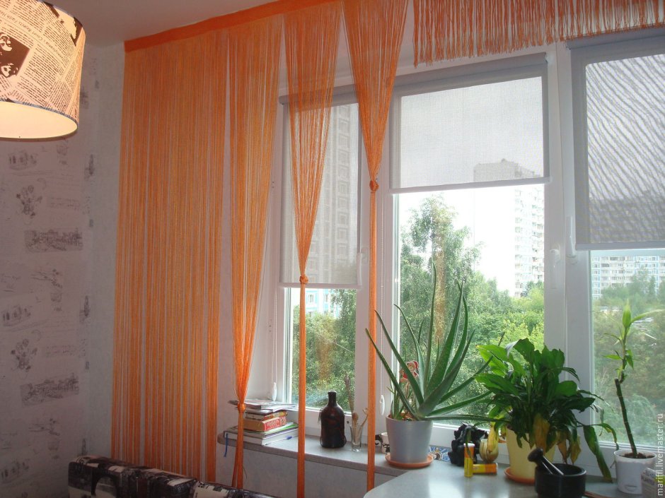 Нитяные шторы оранжевые на кухне