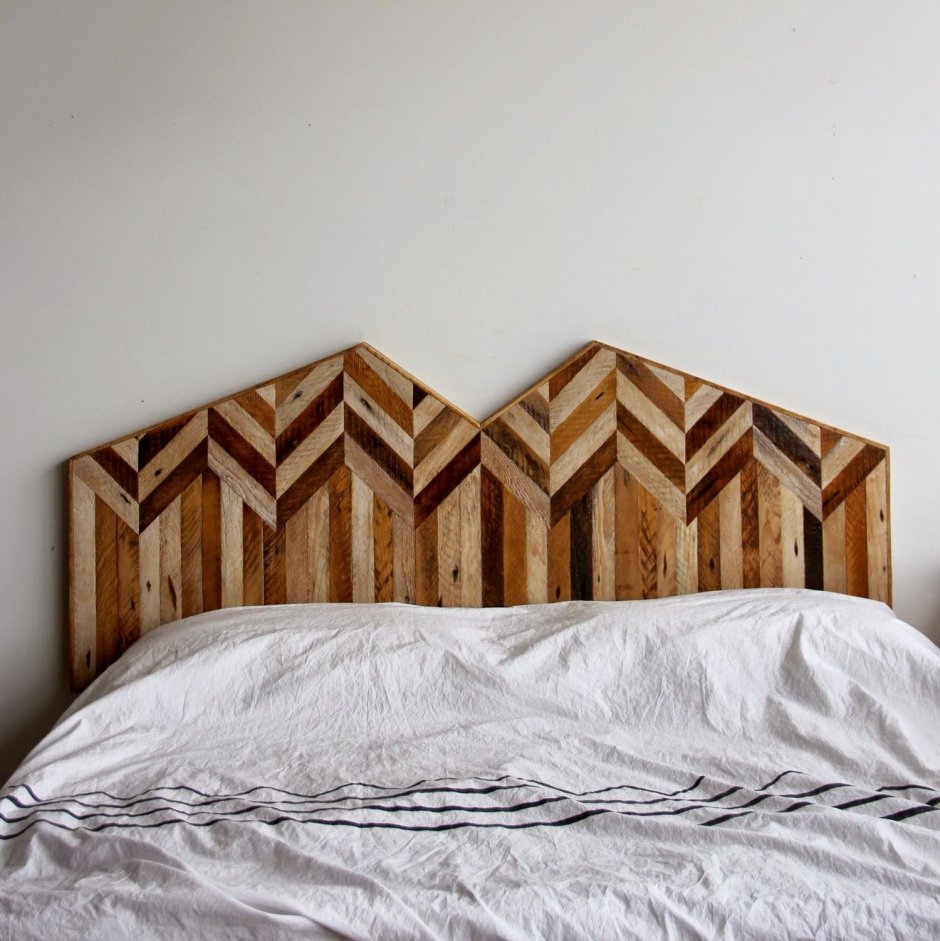 Изголовье кровати из деревянных реек