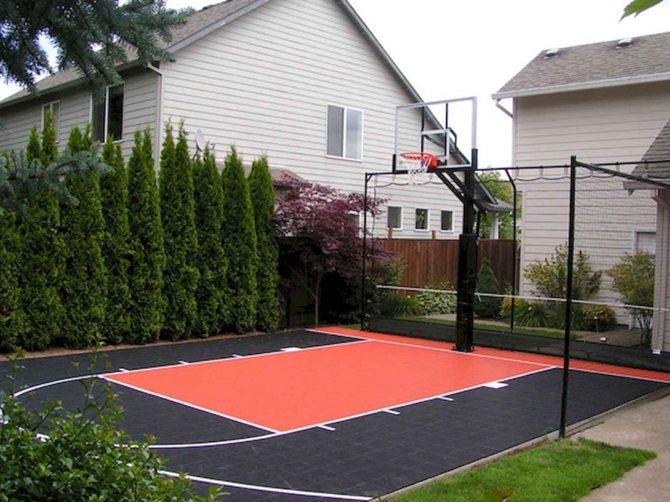 Баскетбольная площадка в саду