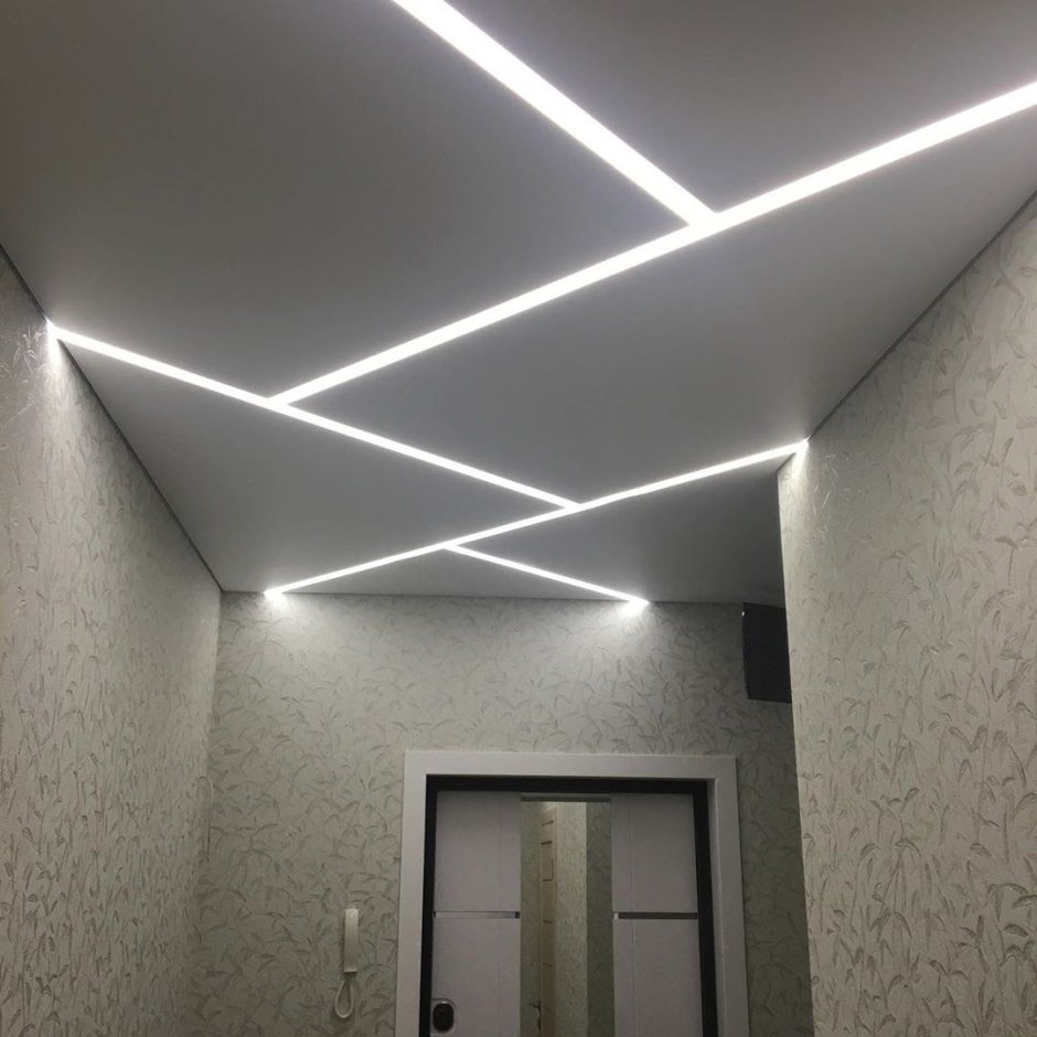 Световые линии на потолке в коридоре