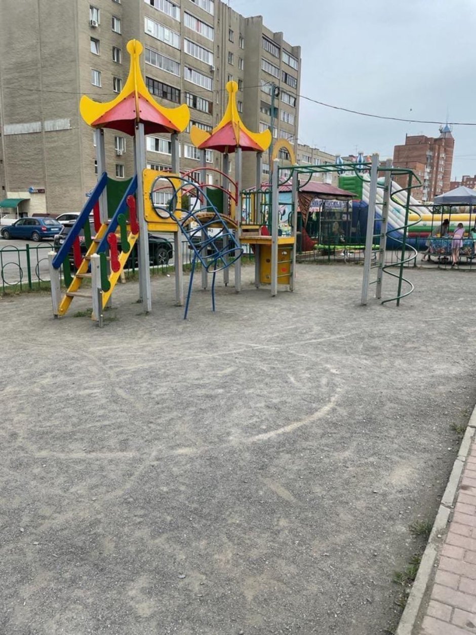 Огромная детская площадка