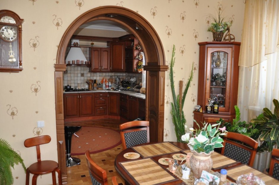 Кухня гостиная с аркой