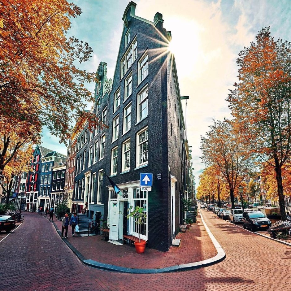Очень узкий угловой дом. Амстердам, Нидерланды