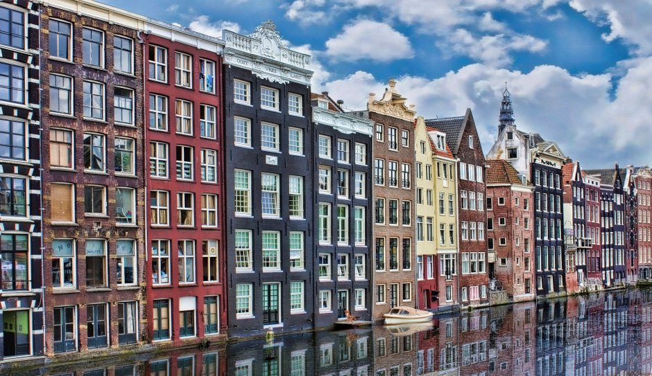 Очень узкий угловой дом. Амстердам, Нидерланды
