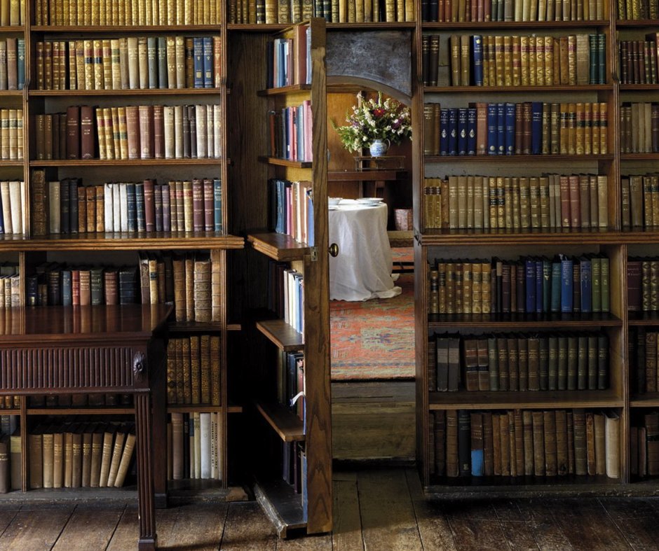 Старинный шкаф с книгами