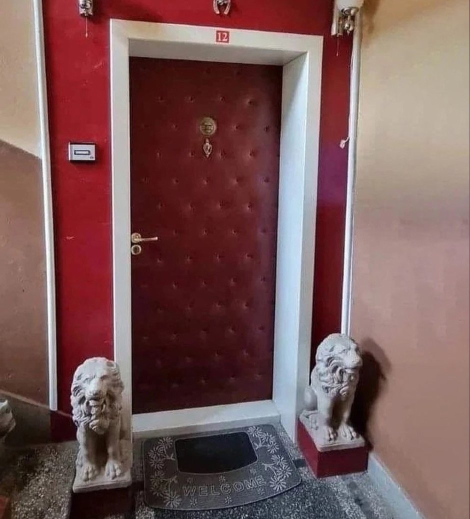 Входная дверь армянская в подъезде
