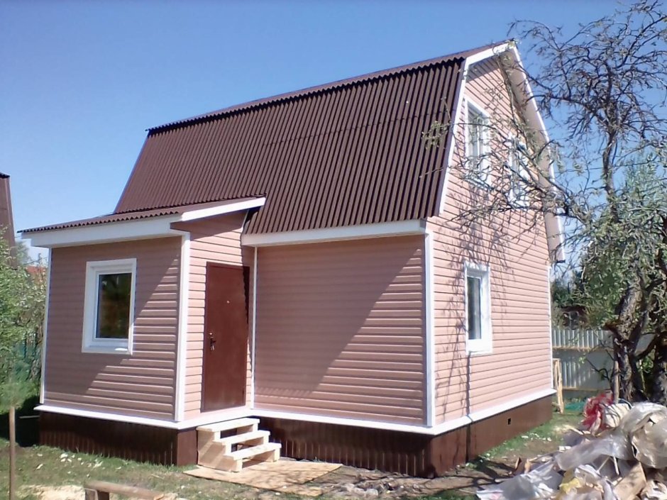 Дачный домик отделанный сайдингом