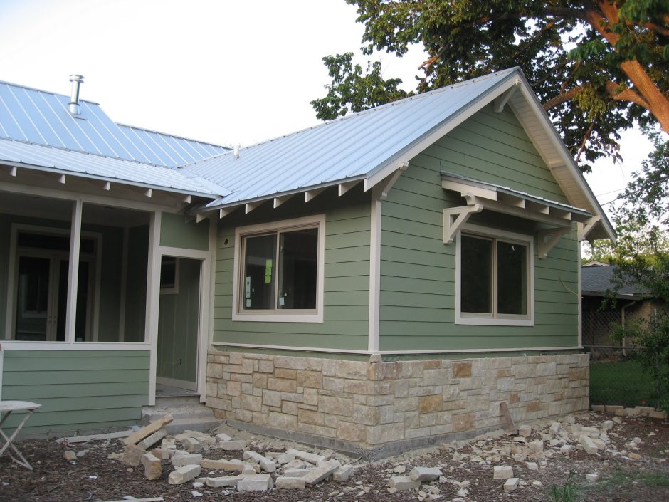 Каркасный дом с зеленой крышей