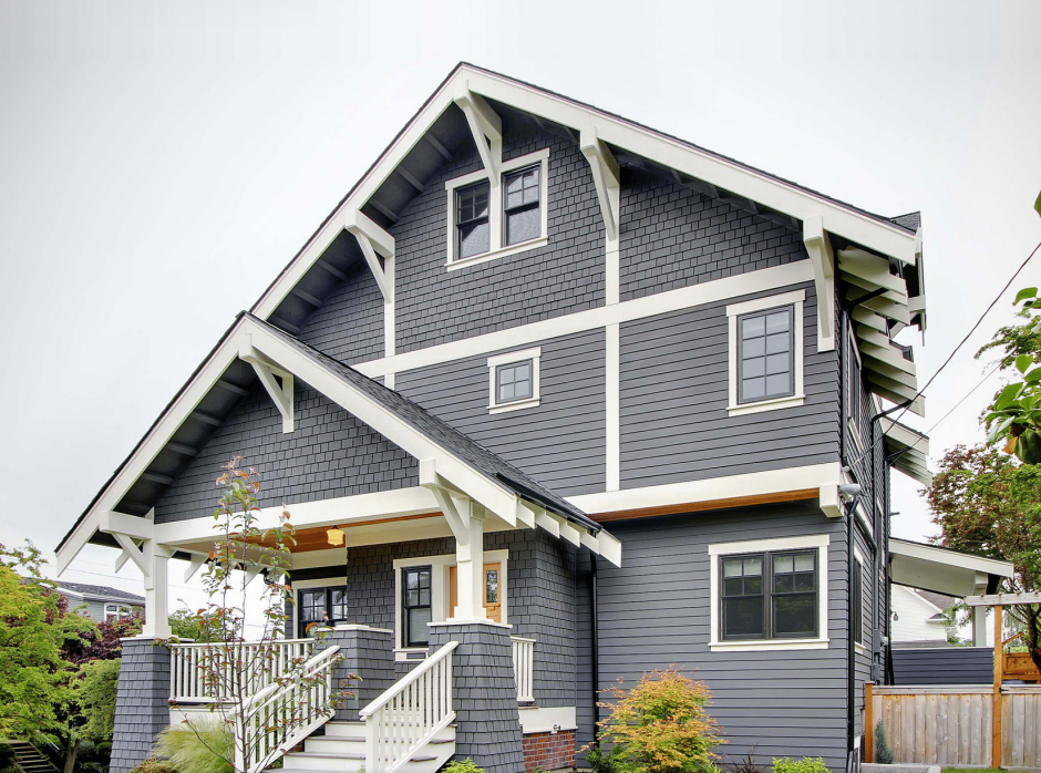 Деревянный дом серого цвета