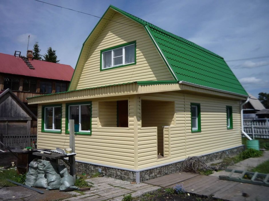 Сайдинг с зеленой крышей