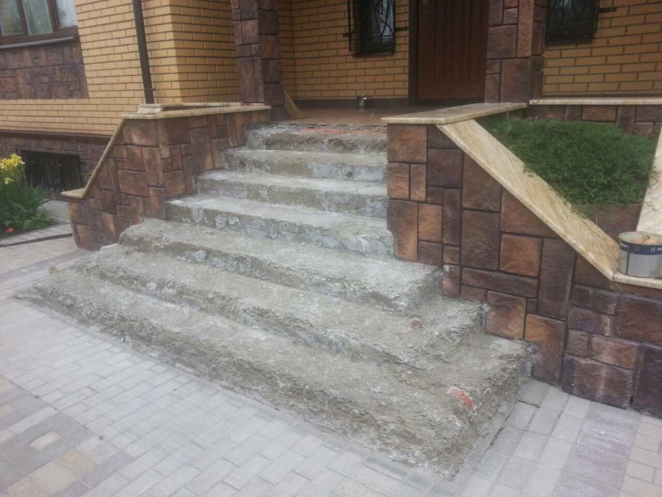 Бетонное крыльцо изнутри
