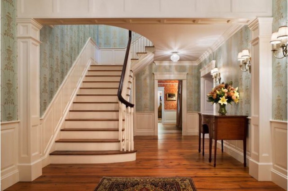 Лестница в классическом стиле в частном доме