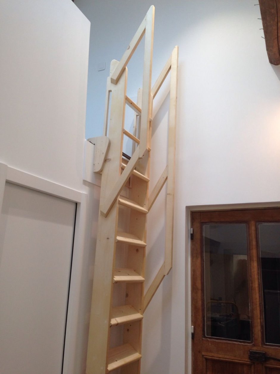 Лестница вертикальная деревянная