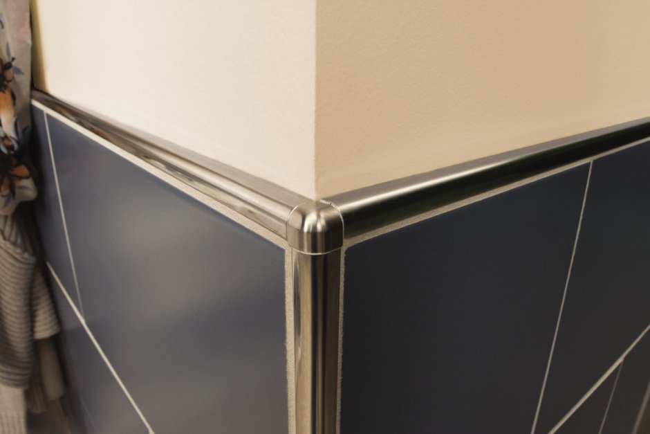 Уголки для ванной металлические