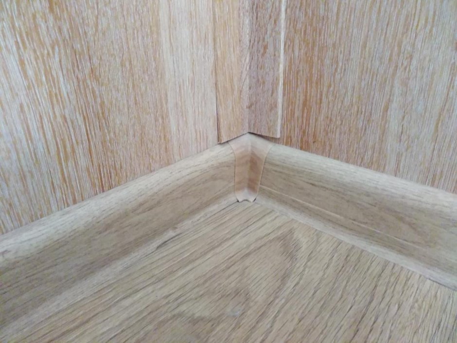 Плинтус на угол стены