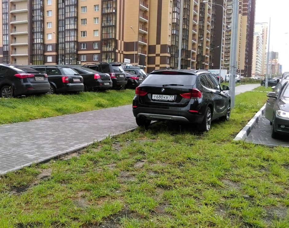Автомобиль припаркован на газоне