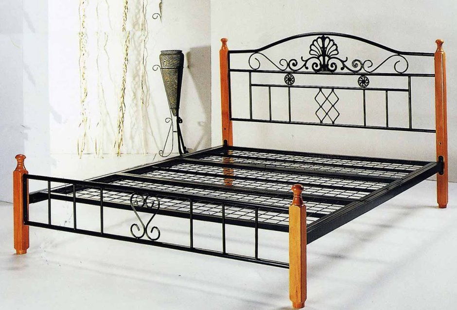 Кровать железная с деревянными ножками