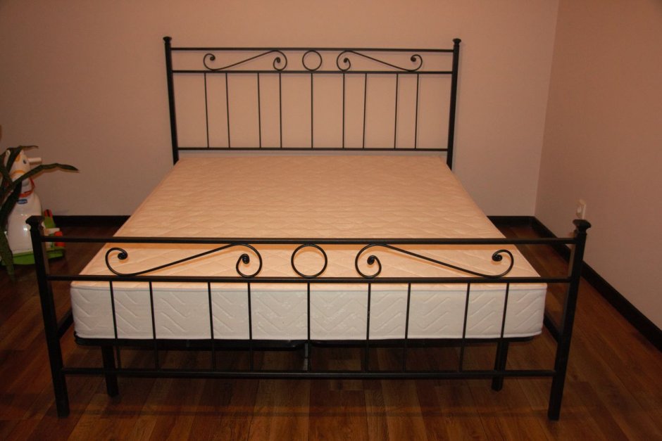 Металлическая двуспальная кровать германский