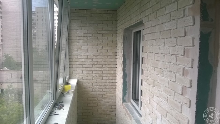 Балкон из панелей под кирпич