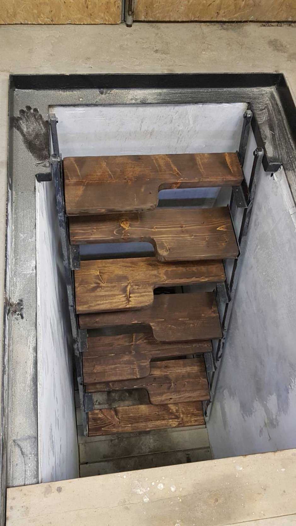 Ступени в смотровую яму в гараже