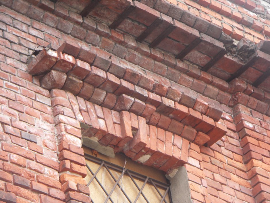 Карниз кирпичного здания