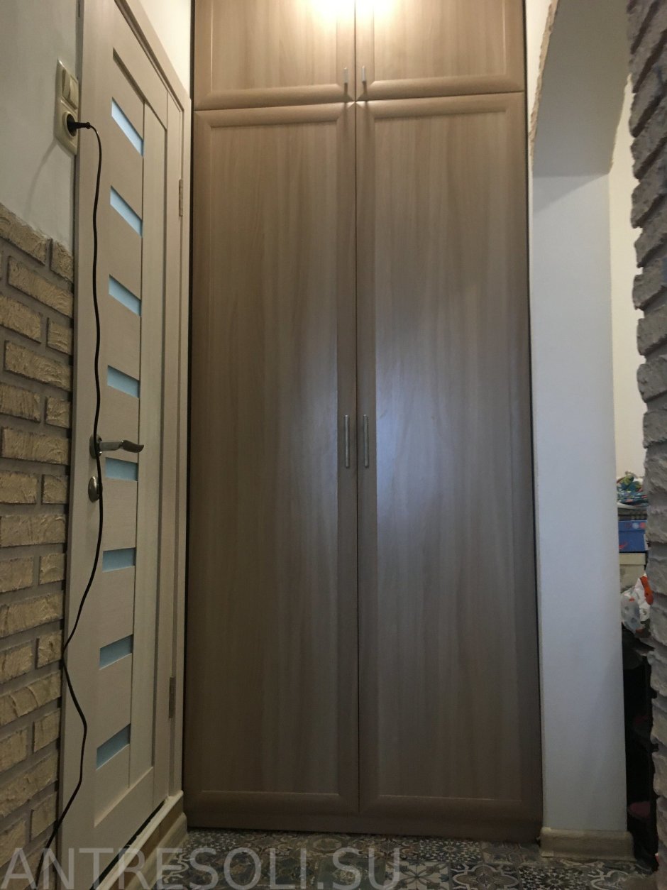 Встроенный шкаф в нишу в прихожей