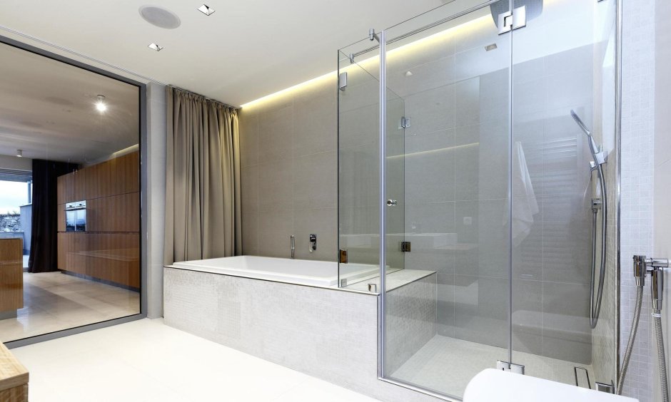 Ванная комната со стеклянной перегородкой