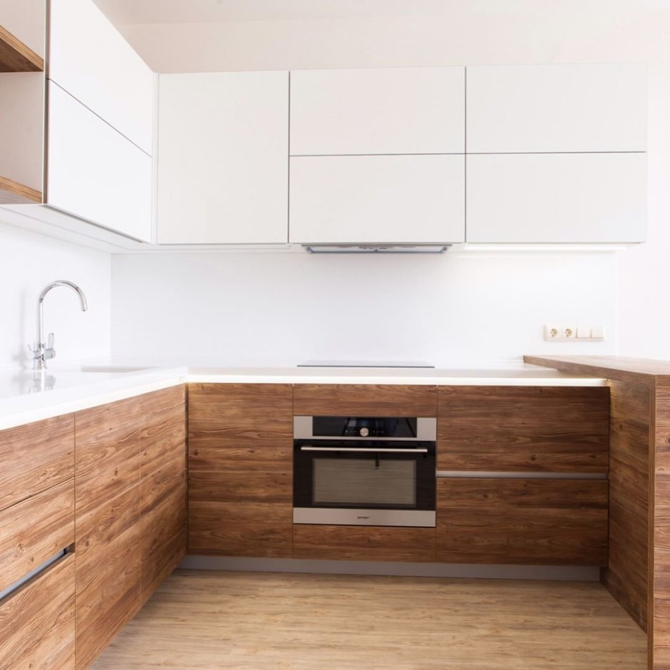 Кухня белый верх деревянный низ