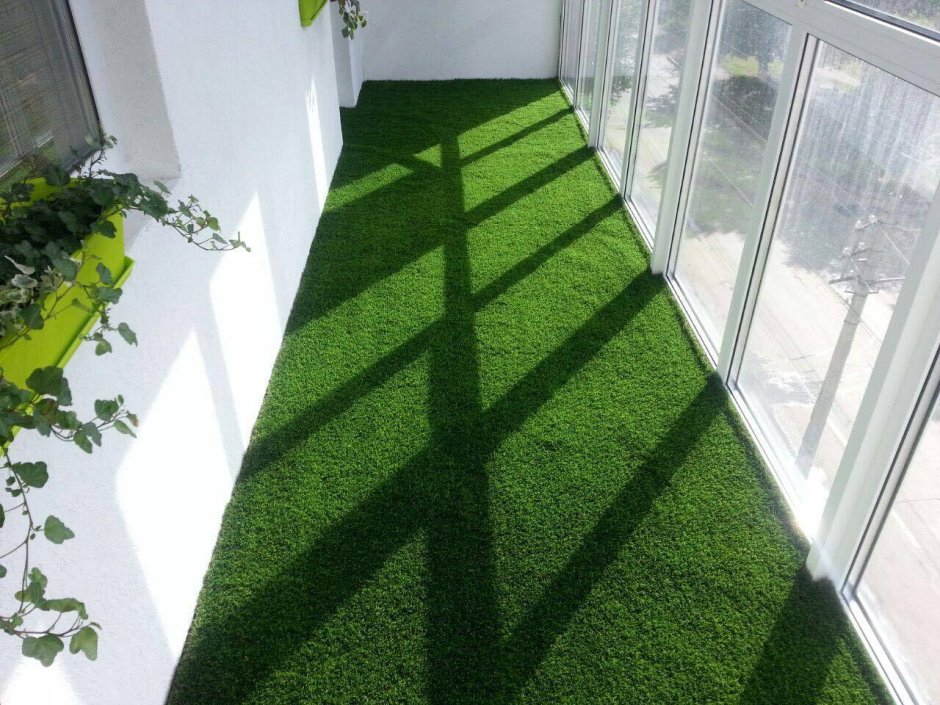 Искусственная трава на балконе