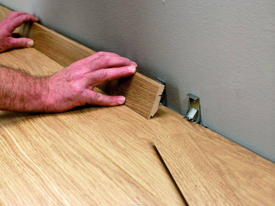 Крепеж для плинтуса quick Step