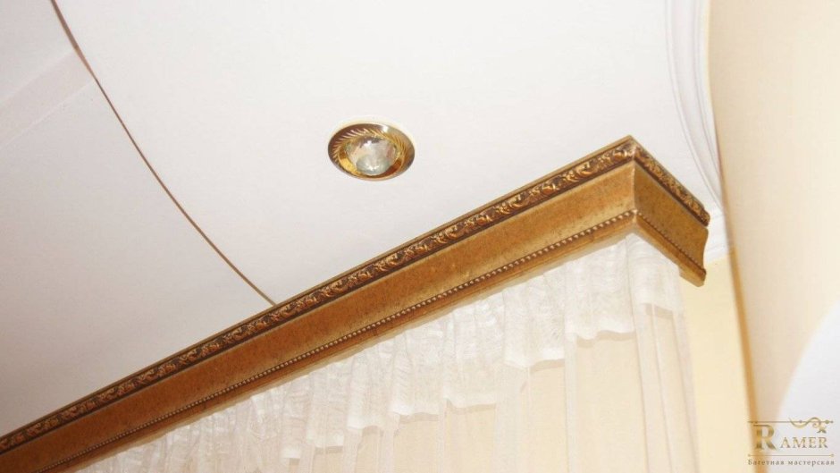 Багетный карниз Реус потолочный