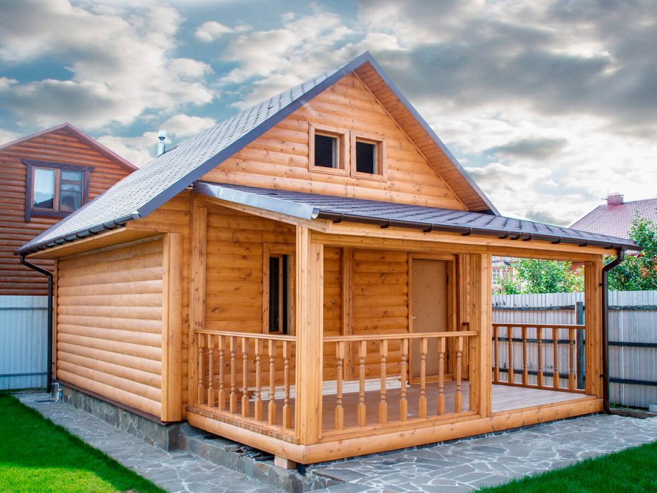 Баня с двухскатной крышей и террасой