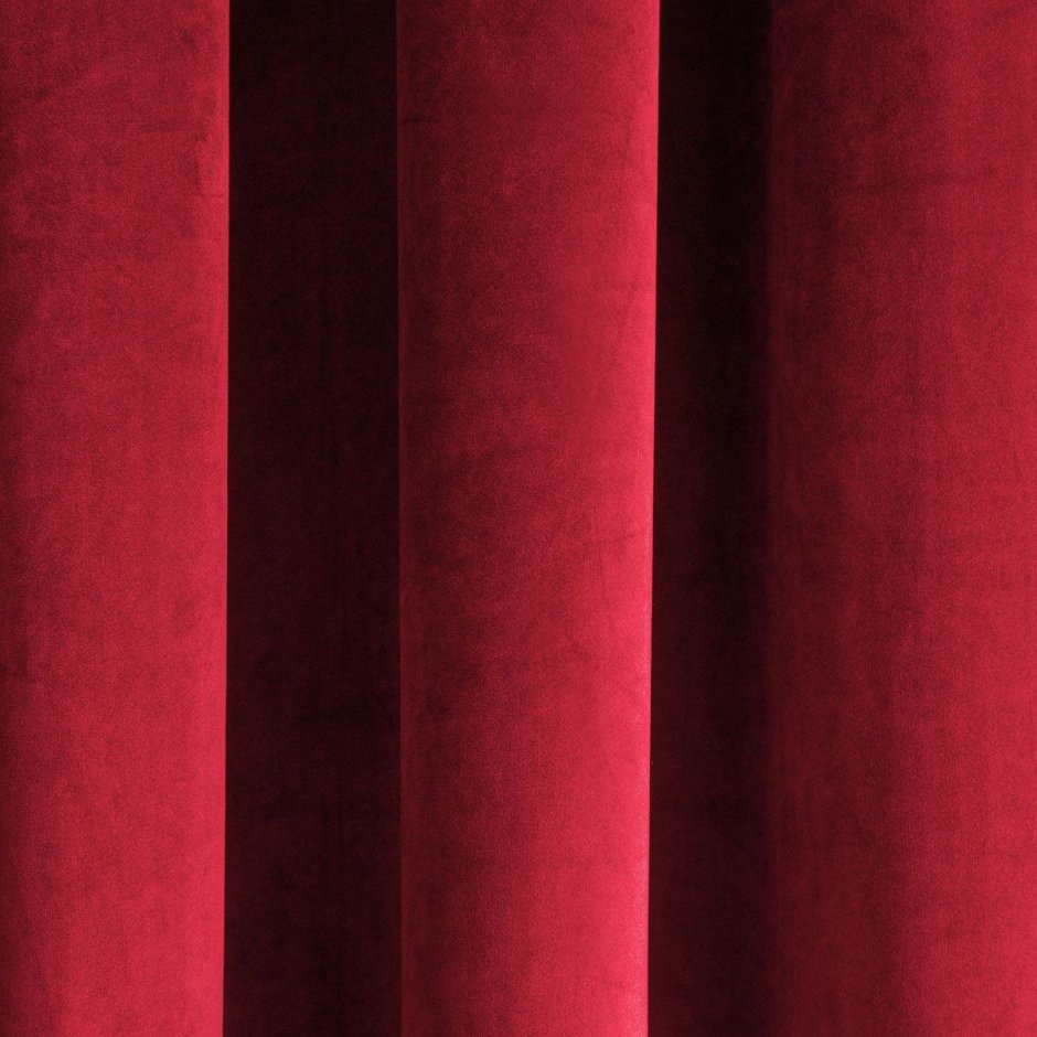 Красные бархатные шторы