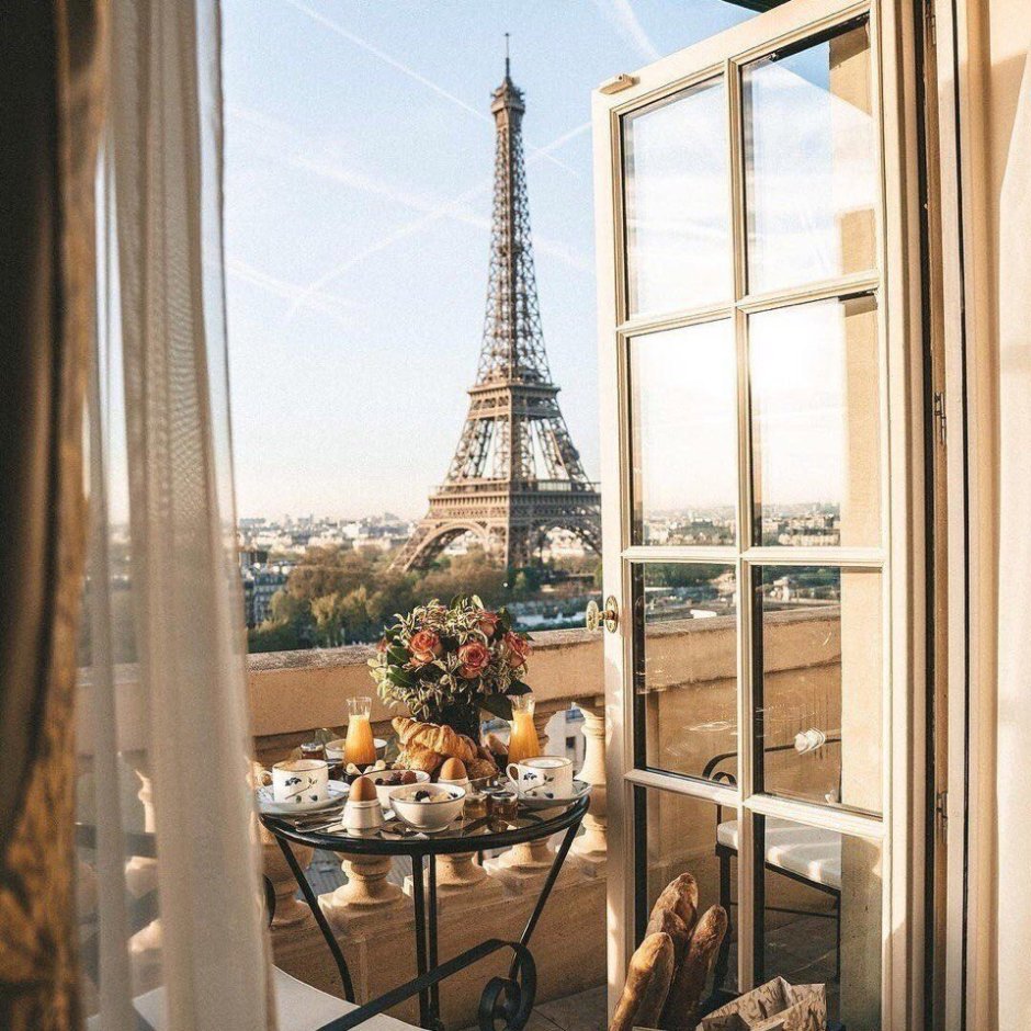 Завтрак на фоне Эйфелевой башни