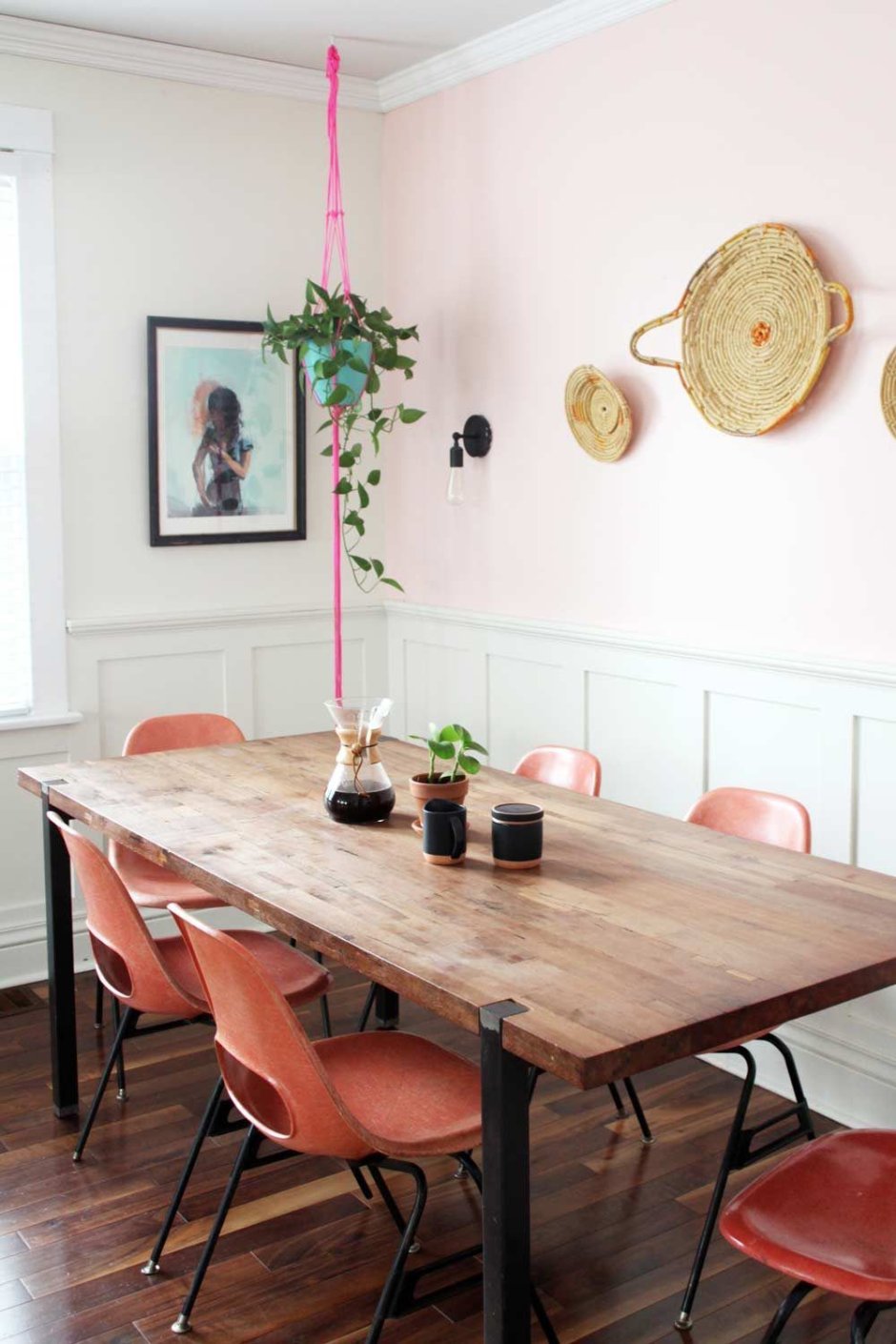 Деревянный стол с розовыми стульями