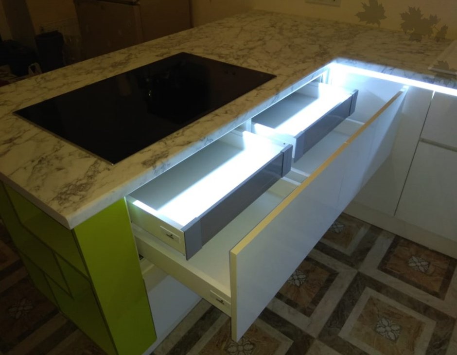 Кухонный остров с подсветкой столешницы