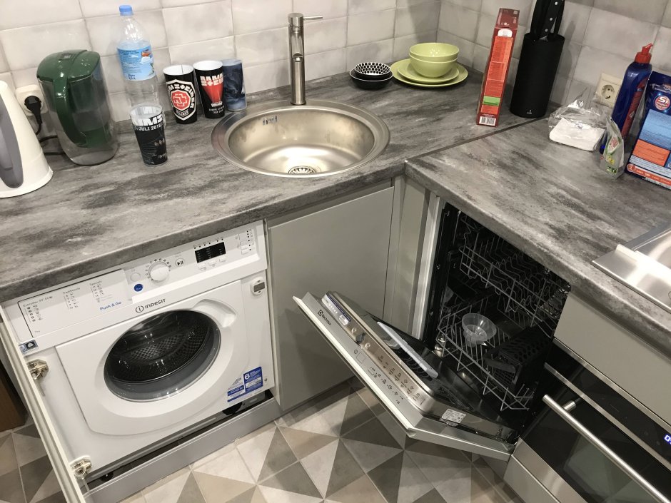 Маленькая угловая кухня с посудомоечной машиной и стиральной