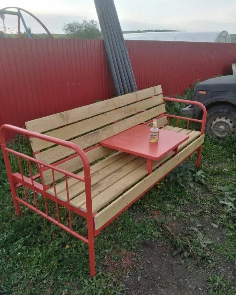 Скамейка из старой кровати