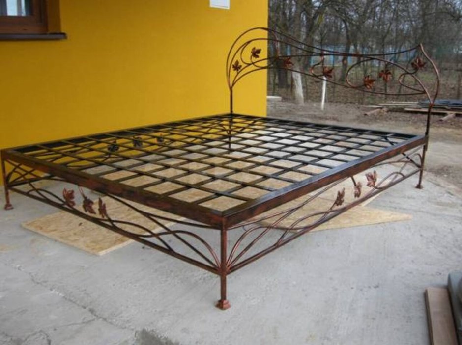 Сварная кровать из металла