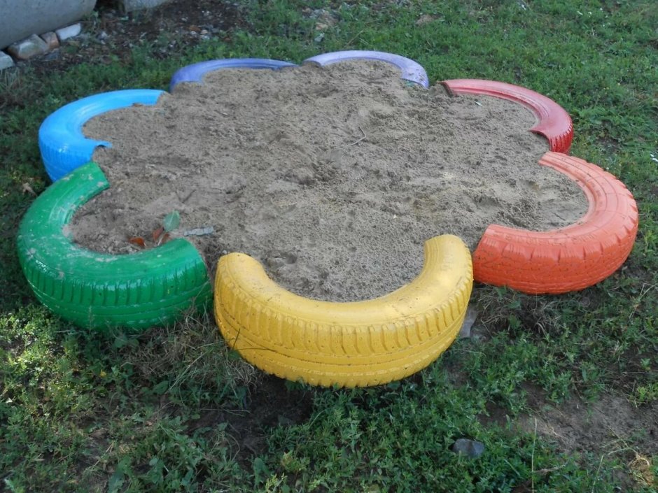 Песочница из большой покрышки