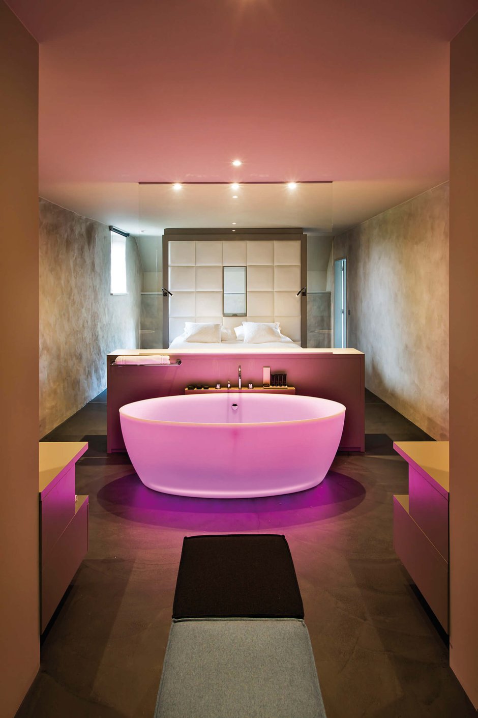 Отдельностоящая ванна на подиуме с подсветкой