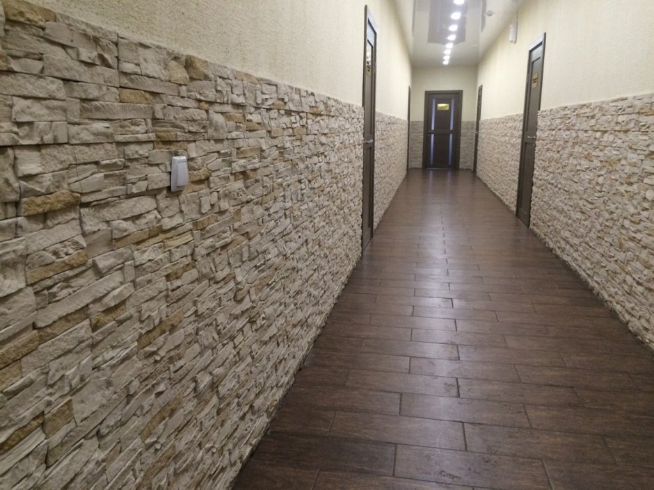 Декоративный камень в коридоре