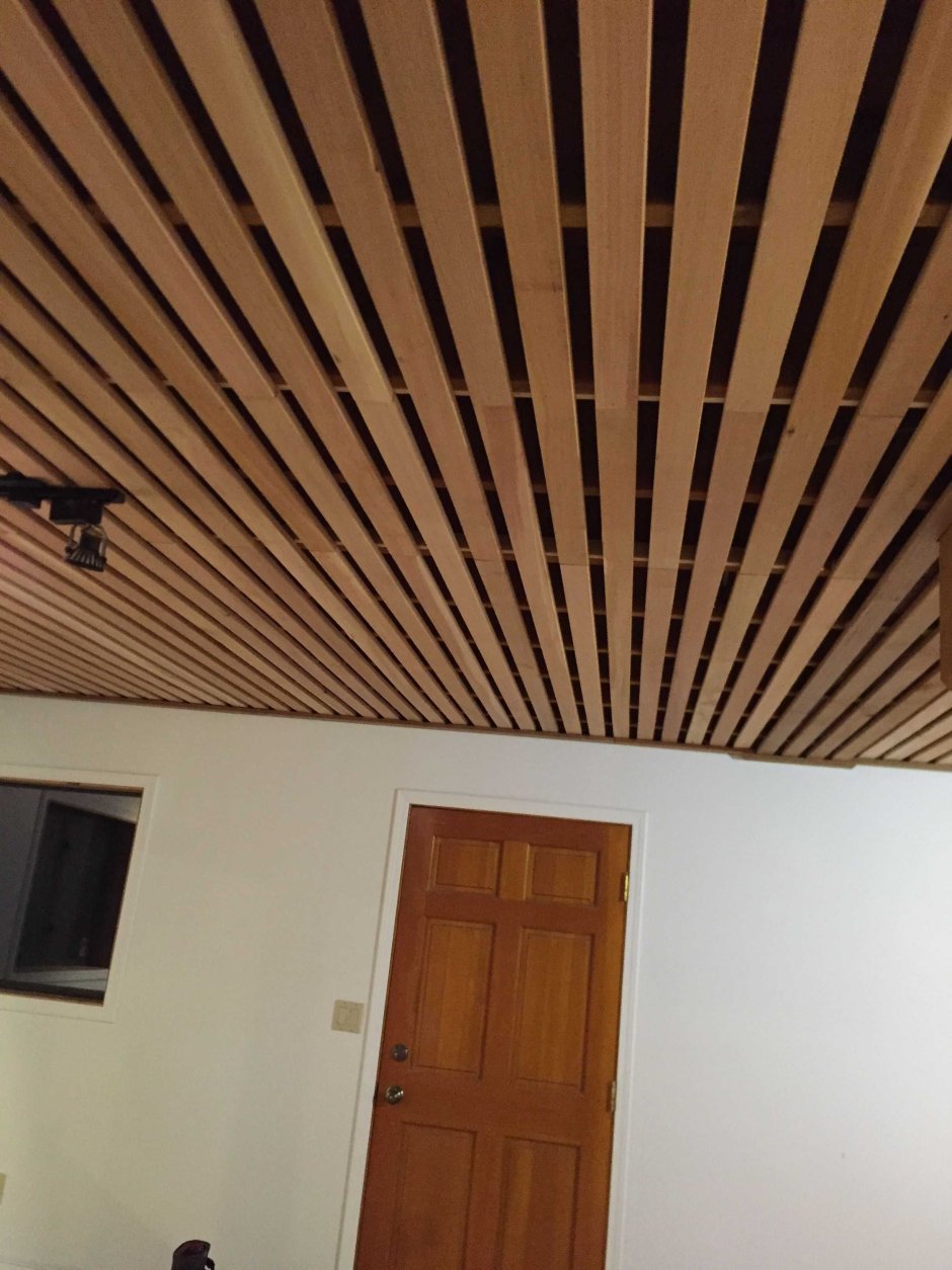 Реечный деревянный (вагонка) потолок